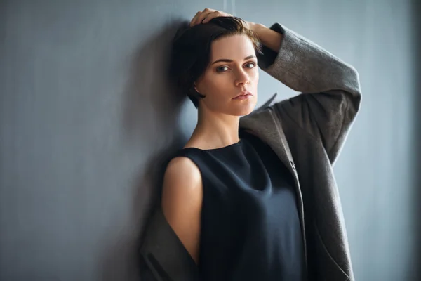 Retrato de jovem mulher confusa — Fotografia de Stock