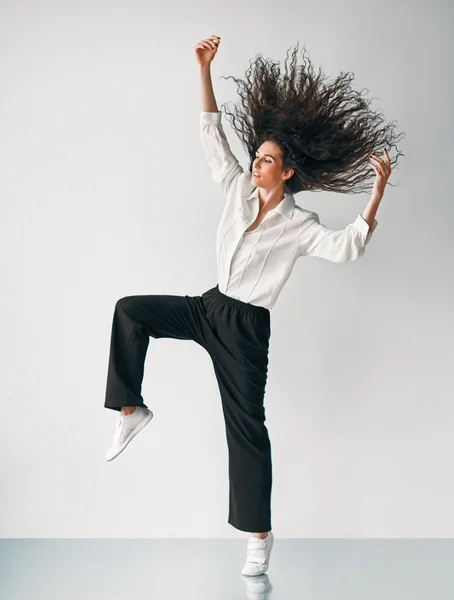 Feliz saltando chica bailando — Foto de Stock