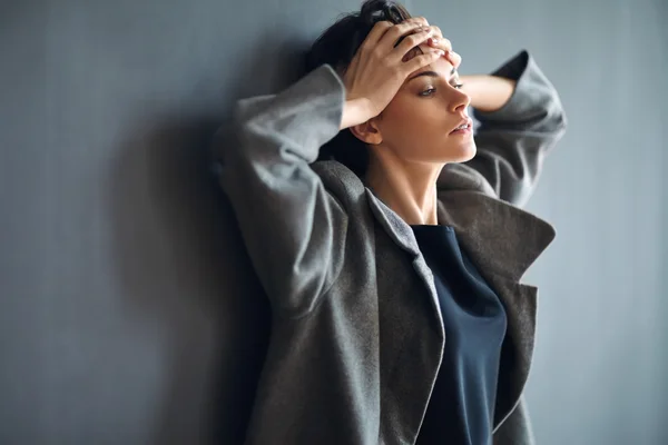 Mujer cansada sobre fondo oscuro —  Fotos de Stock