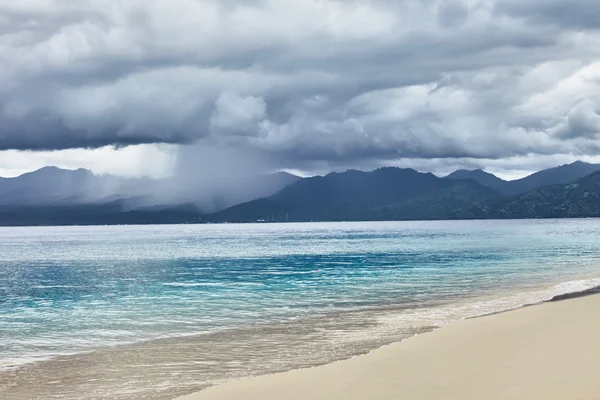 Playa en un día lluvioso — Foto de Stock