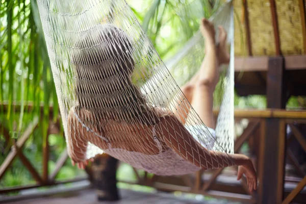 Жінка розслабляється в гамаку — стокове фото