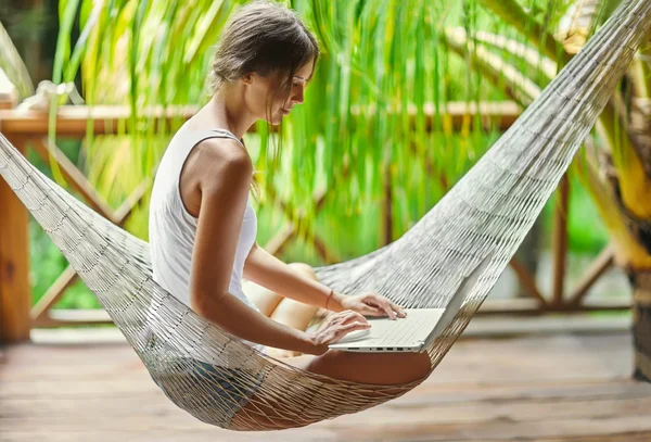 Frau in Hängematte mit Laptop — Stockfoto