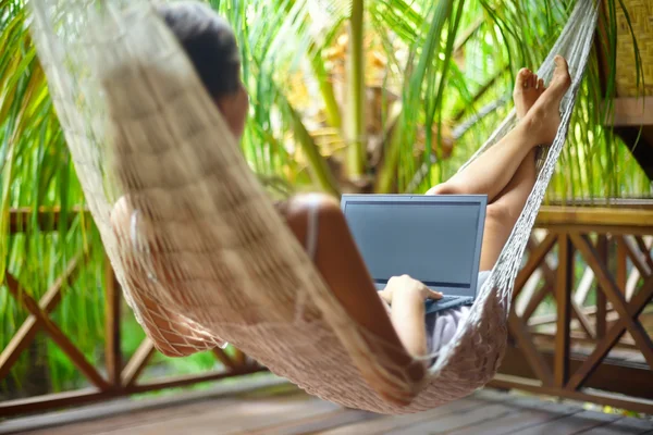 Kobieta w hamaku z laptopa — Zdjęcie stockowe