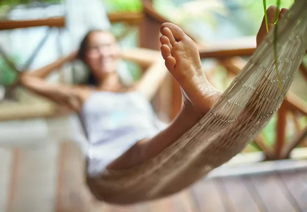 Mujer relajante en hamaca — Foto de Stock