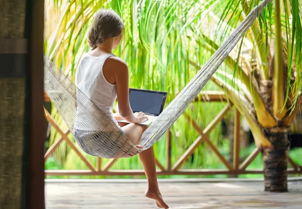 Woman in a hammock with laptop — Stock Photo, Image