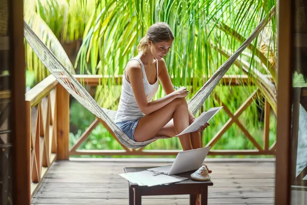 Frau arbeitet mit Dokumenten — Stockfoto