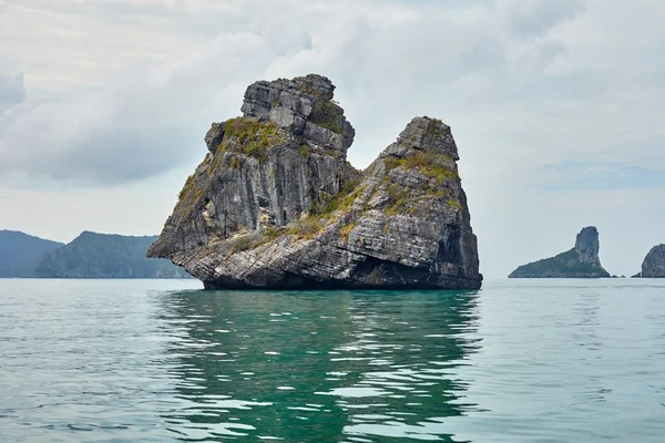 Скелі в море. Таїланд — стокове фото