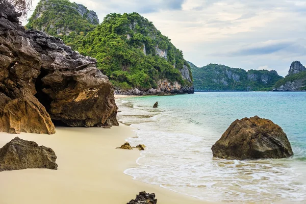 Тропический пляж с камнями в летний день — стоковое фото