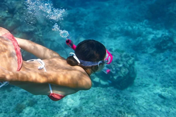 Γυναίκα υποβρύχια κολυμπά σε τροπική θάλασσα — Φωτογραφία Αρχείου