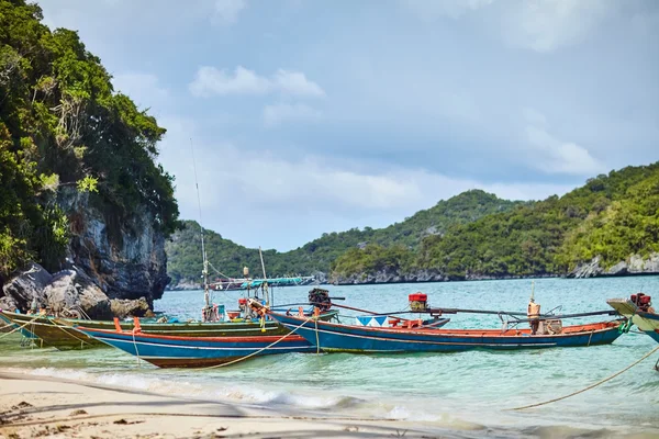 Barche sulla spiaggia tropicale, Thailandia — Foto Stock