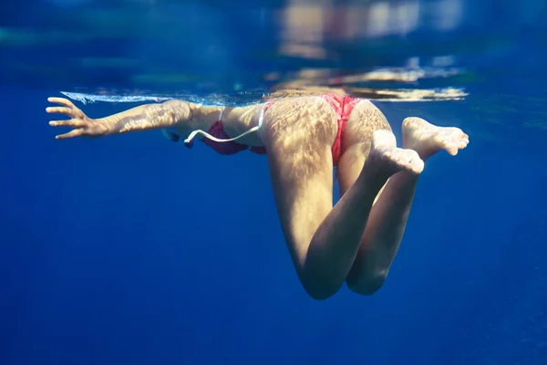 Vrouw billen en benen onderwater — Stockfoto