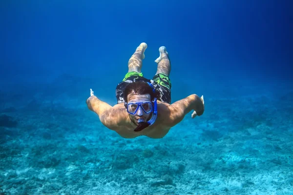 Молода людина, підводне плавання — стокове фото