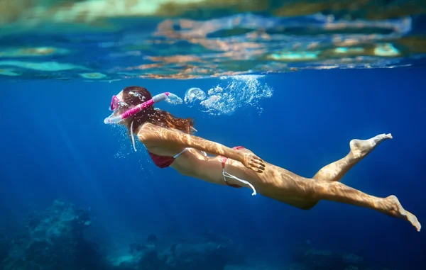 Frau schwimmt unter Wasser in tropischem Meer — Stockfoto