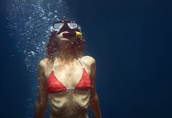 Mujer joven nada en el mar — Foto de Stock