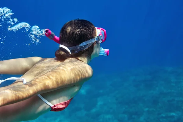 Žena plave pod vodou v tropické moře — Stock fotografie