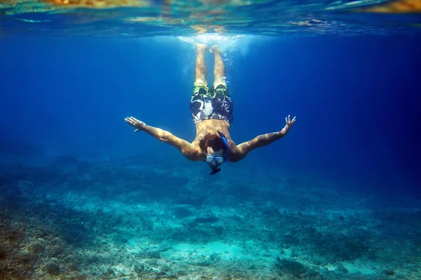 Hombre con máscara nadando bajo el agua — Foto de Stock