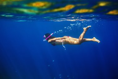 Kadın maskesi tropikal deniz su altında yüzmek