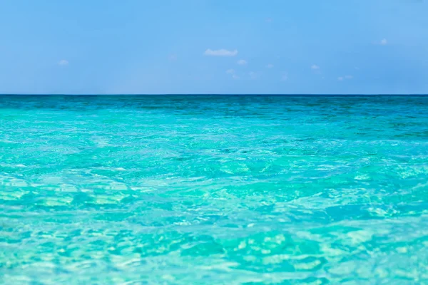 Acqua di mare tropicale con riflessi di luce solare brillante — Foto Stock