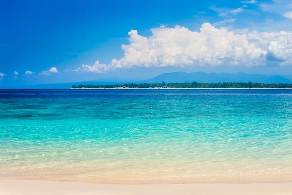 Bella spiaggia e mare tropicale turchese — Foto Stock