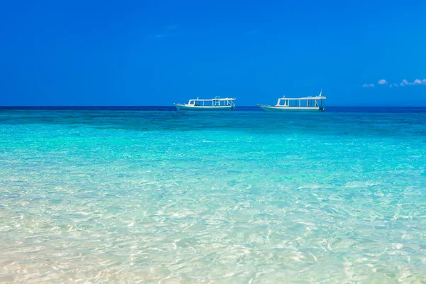 Hermoso mar tropical con barcos — Foto de Stock