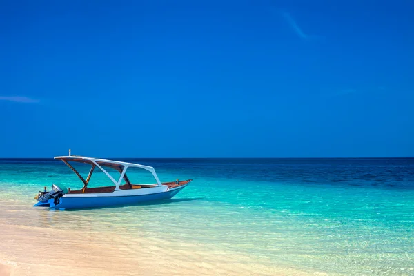 Hajó egy gyönyörű trópusi tengerparton — Stock Fotó