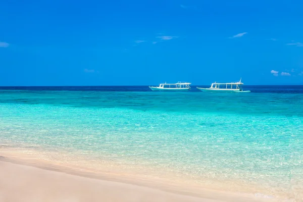 Hermosa playa y mar tropical turquesa — Foto de Stock