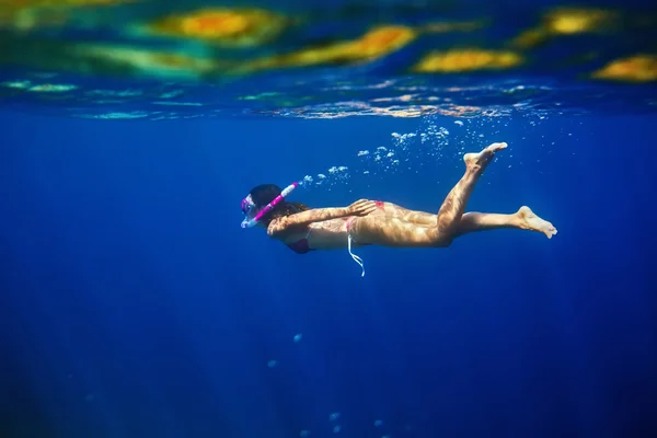 Mujer nadar bajo el agua en el mar tropical con máscara —  Fotos de Stock