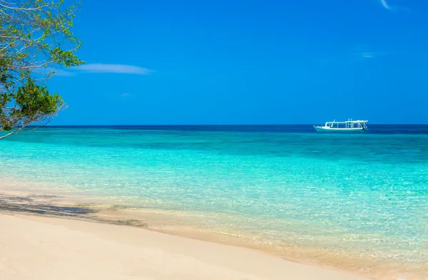 Hermosa playa y mar tropical turquesa — Foto de Stock