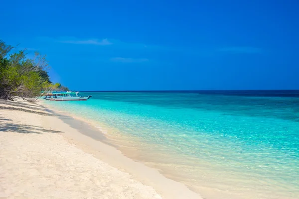 Gyönyörű tengerpart és a trópusi türkizkék tenger — Stock Fotó