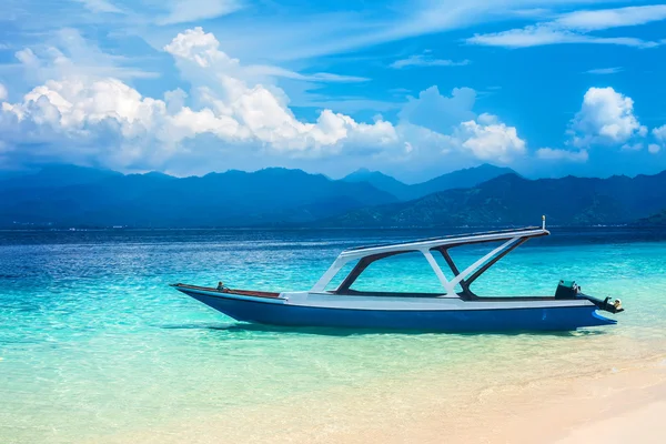 Barco en una hermosa playa tropical — Foto de Stock