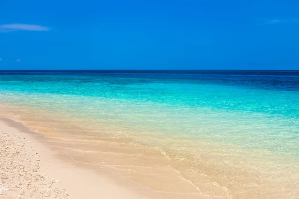 Bella spiaggia e mare tropicale turchese — Foto Stock