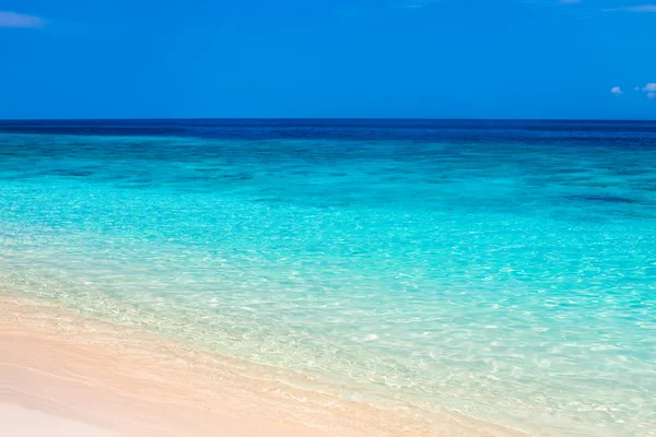 Beautiful beach and tropical turquoise sea — Stock Photo, Image