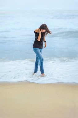 Tropik sahilde yürüyen kadın