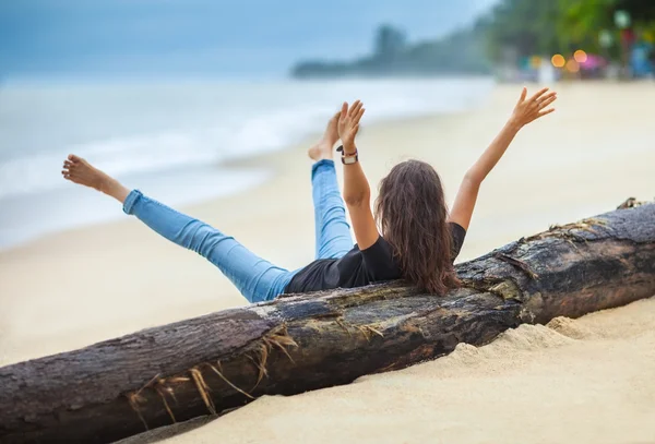 Femeie fericită pe plaja tropicală — Fotografie, imagine de stoc