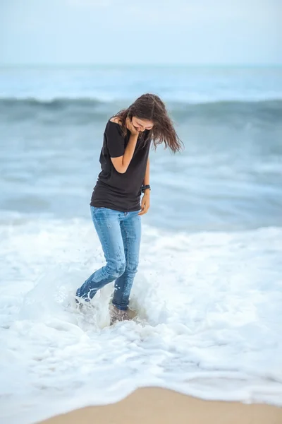 Bela mulher aproveitando as ondas — Fotografia de Stock