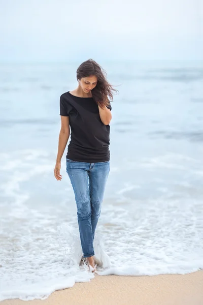 Mujer caminando en la playa tropical — Foto de Stock