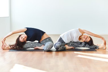 genç kadınlar yoga yaparken 