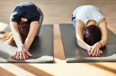 Genç kadınlar yoga asana yaparken