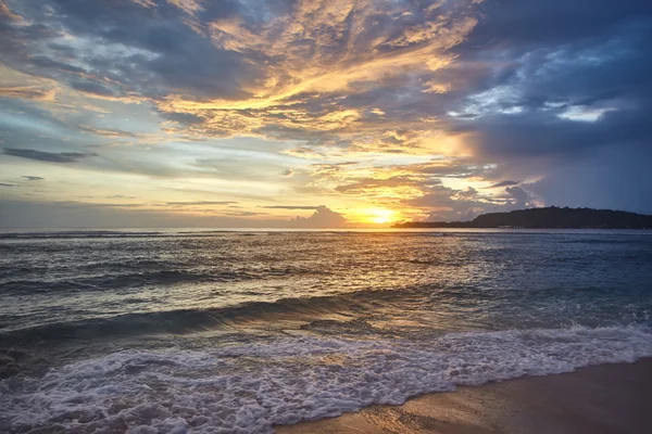 海のビーチに沈む夕日 — ストック写真