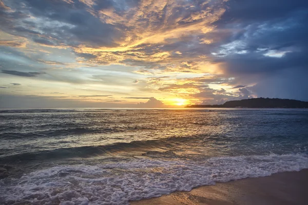 Coucher de soleil sur la plage maritime — Photo