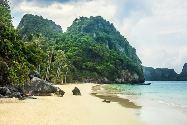 Praia paradisíaca na ilha tropical — Fotografia de Stock