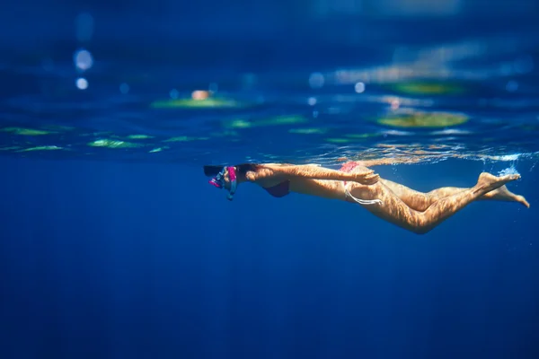 Woman swimming underwater with mask — Stock Photo, Image