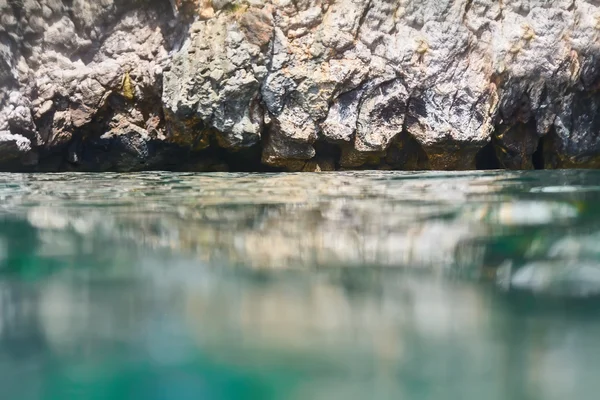 열 대 바다에 있는 바위 — 스톡 사진