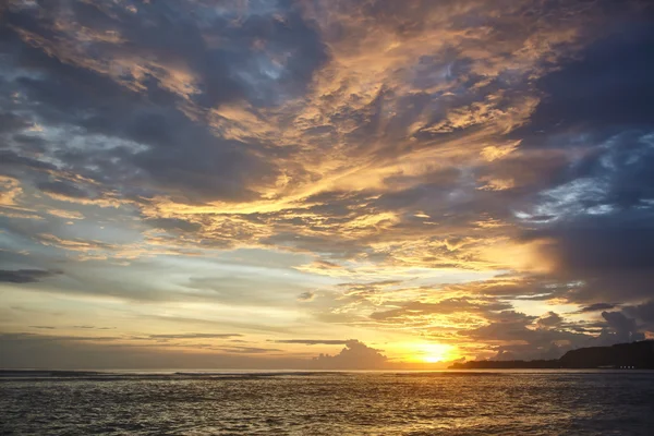 Tramonto sulla spiaggia di mare — Foto Stock