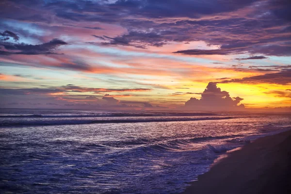 Coucher de soleil sur la plage maritime — Photo