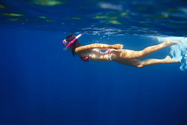 Mulher com máscara nadando debaixo d 'água — Fotografia de Stock