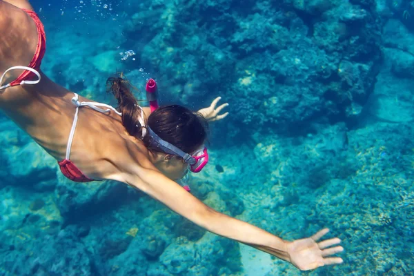 Mujer con máscara nadando bajo el agua — Foto de Stock