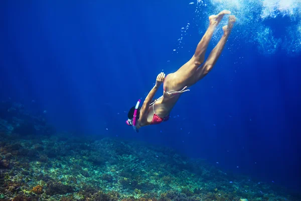 Жінка плаває під водою з маскою — стокове фото
