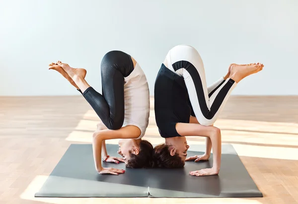 Mulheres fazendo pose de guindaste — Fotografia de Stock