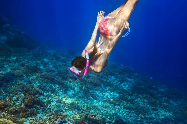 Mulher com máscara nadando debaixo d 'água — Fotografia de Stock